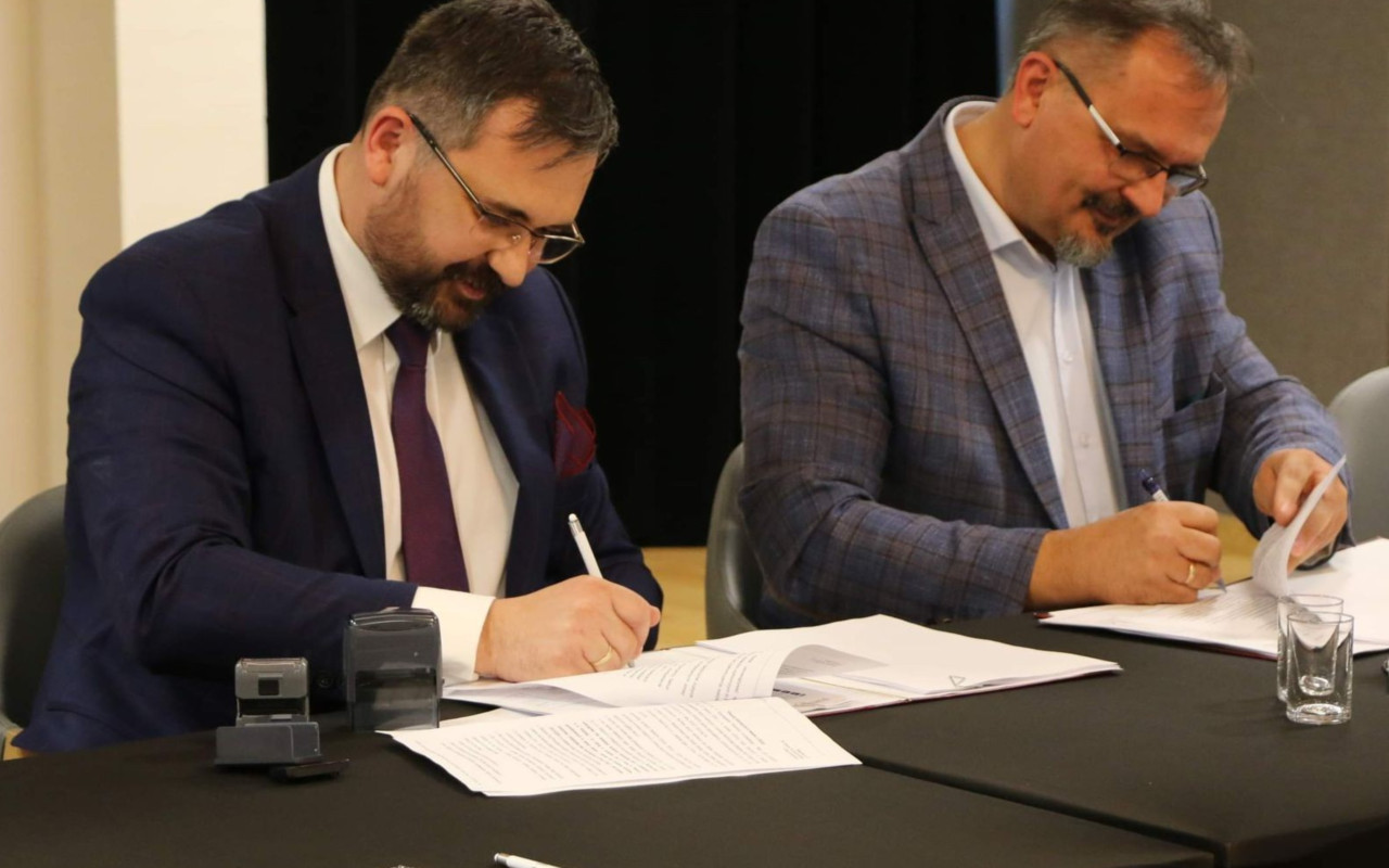 Podpisanie umowy z wykonawcą inwestycji w ul. Kolejowej i Leśnej w Gródkowie oraz ul. Polnej w Psarach